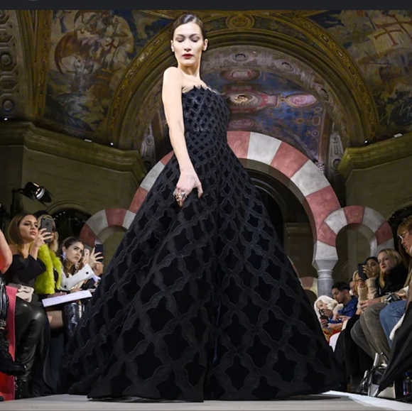 Bella Hadid in a black Oscar de la renta fall 2019 fits size 4 - Picture 5 of 8